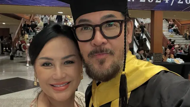 Ferry Salim Wisuda S2 di Usia 58 Tahun ditemani sang istri yang awet muda. [@ferrysal1m]