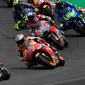 Pembalap Spanyol dari tim Ducati, Jorge Lorenzo, pembalap tim Repsol Honda, Marc Marquez dan pembalap tim Ducati, Andrea Dovizioso saat balapan MotoGP Catalunya di Sirkuit Catalunya di Montmelo, (17/6). (AFP PHOTO / Lluis Gen)