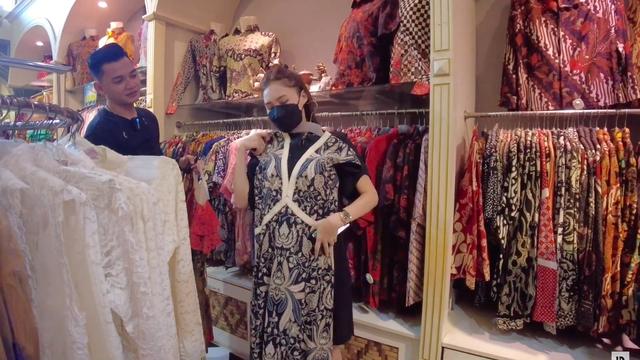 Momen Nella Kharisma dan Dory Harsa Belanja Baju Batik. (Sumber: YouTube/Dory Harsa Music)