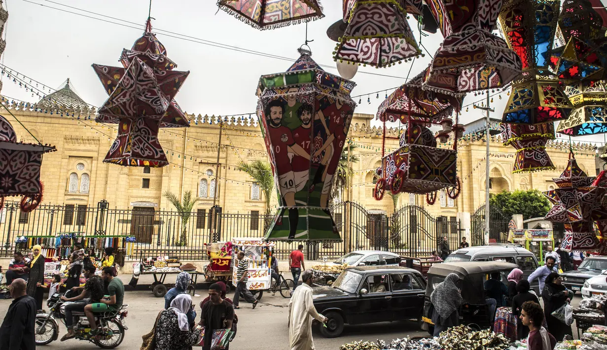 Lentera bertema Mohamed Salah terpajang di salah satu toko di Kairo, Mesir, Senin (30/5/2018). Menjadi pahlawan baru bagi rakyat Mesir, pernak pernik Mohamad Salah laris manis. (AFP/Khaled Desouki)