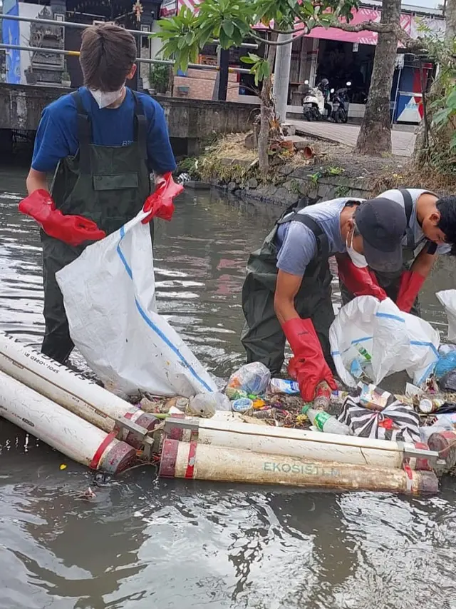 Kiran Cucu Presiden Soekarno Bersihkan Sampah di Sungai