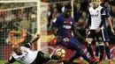 Bek Barcelona, Samuel Umtiti, berebut bola dengan striker Valencia, Simone Zaza, pada laga La Liga Spanyol di Stadion Mestalla, Valencia, Minggu (26/11/2017). Kedua klub bermain imbang 1-1. (AFP/Jose Jordan)