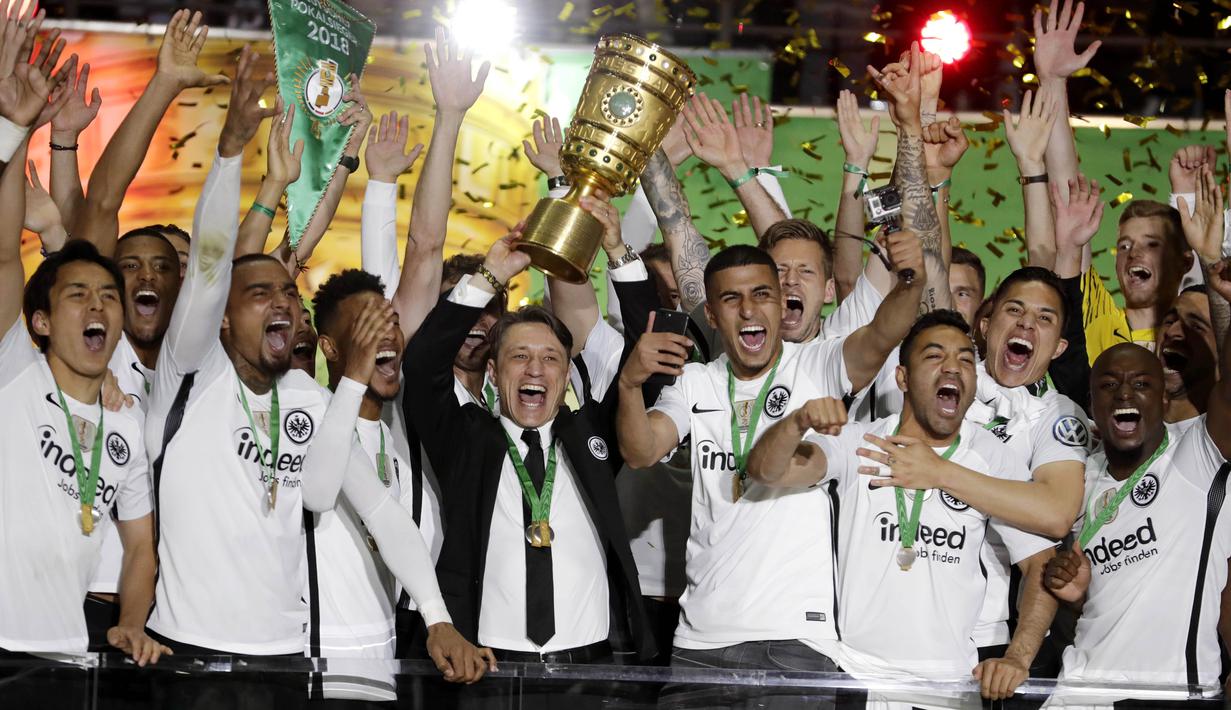 Pemain dan pelatih Eintracht Frankurt melakukan selebrasi usai menjuarai DFB Pokal dengan mengalahkan Bayern Munchen di Stadion Olympiastadion Berlin, Minggu (20/5/2018). Eintracht Frankurt menang 3-1 atas Bayern Munchen. (AP/Michael Sohn)