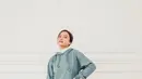 Untuk tampilan kasual tapi tetap stylish, bisa tiru gaya Hanggini dengan memadukan hoodie warna sky blue dan rok plisket warna cokelat caramel, manis banget! (Instagram/hanggini).