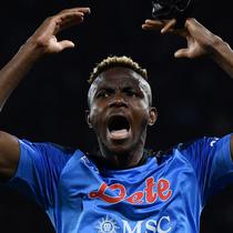 Selebrasi striker Napoli, Victor Osimhen setelah mencetak gol ke gawang Atalanta pada laga Liga Italia 2022/2023 di Diego Armando Maradona Stadium, Naples (11/3/2023). Victor Osimhen yang didatangkan Napoli dari LOSC Lille pada awal musim 2020/2021 menjelma menjadi monster gol yang mampu meneror gawang lawan pada musim 2022/2023 ini di Liga Italia. Hingga kini ia masih memimpin daftar top skor sementara Liga Italia 2022/2023 dengan torehan 21 gol dan 5 assist dari total 23 laga. (AFP/Filippo Monteforte)