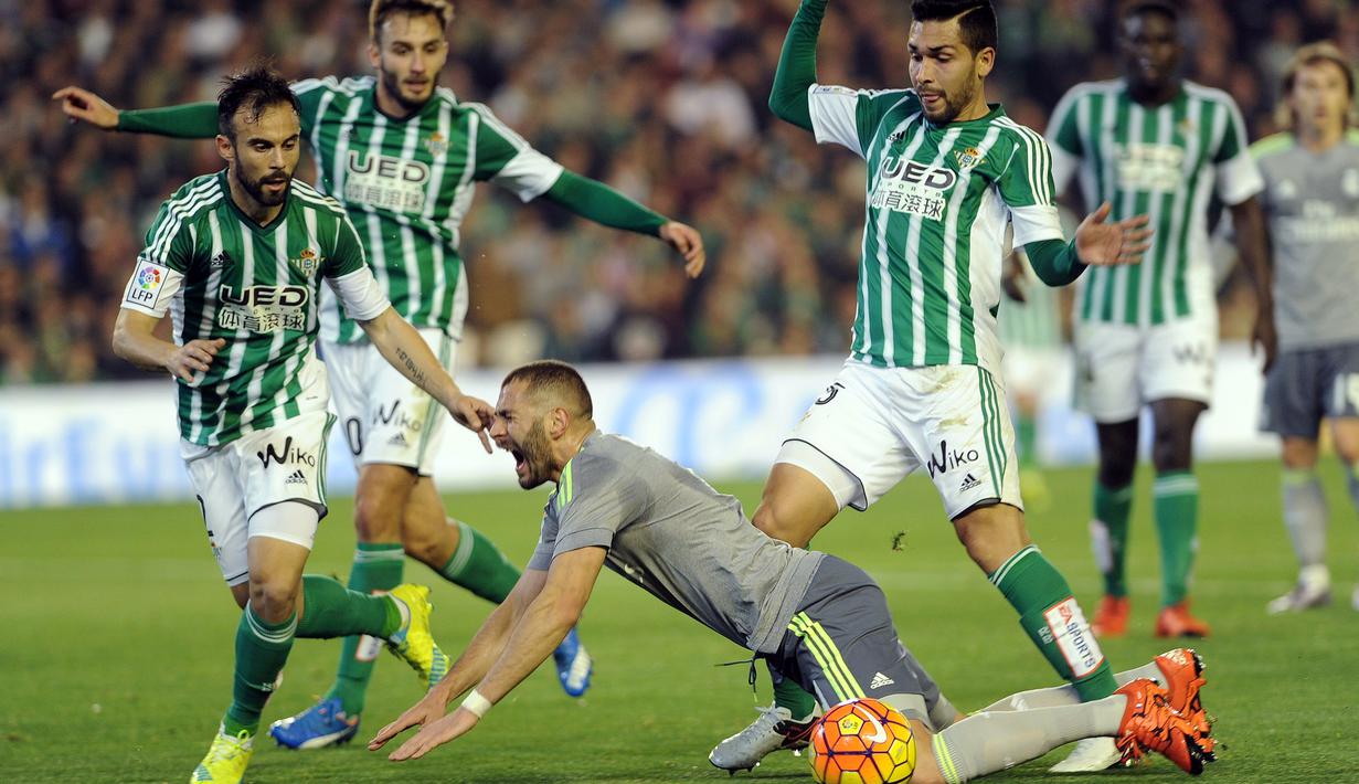 Striker Real Madrid, Karim Benzema, terpaksa dilanggar oleh pemain Real Betis dalam lanjutan La Liga Spanyol di Stadion Benito Villamarin, Sevilla, Senin (25/1/2016) dini hari WIB. (AFP/Cristina Quicler)
