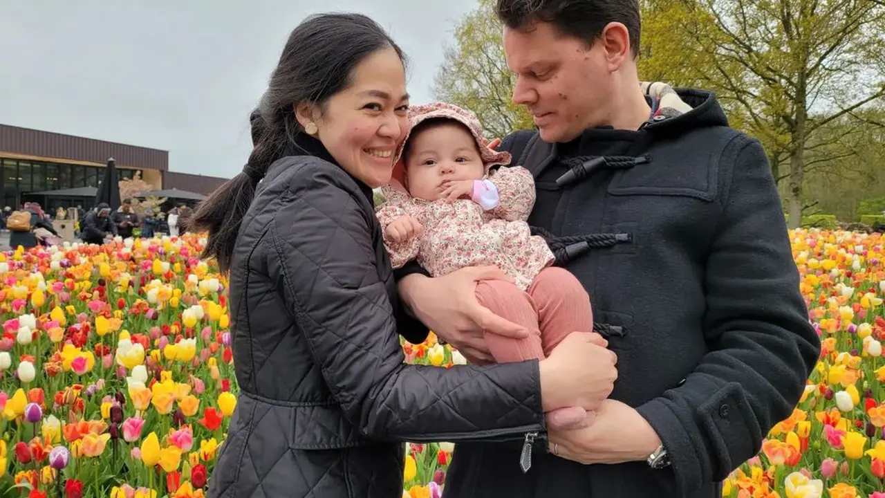 7 Momen Gracia Indri Ke Kebun Bunga Tulip Pertama Kali, Seru Bersama Suami dan Anak