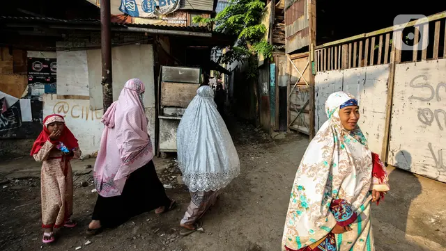Warga Pancoran Buntu usai Sholat Id diantara reruntuhan akibat penggusuran rumah merka di, Pancoran Buntu II, Jakarta Selatan. Kamis (13/5/2021). Mayoritas umat Muslim di Indonesia melaksanakan Sholat Id sesuai dengan ketetapan pemerintah pada Rabu (13/5/2021). (Liputan6.com/Johan Tallo)
