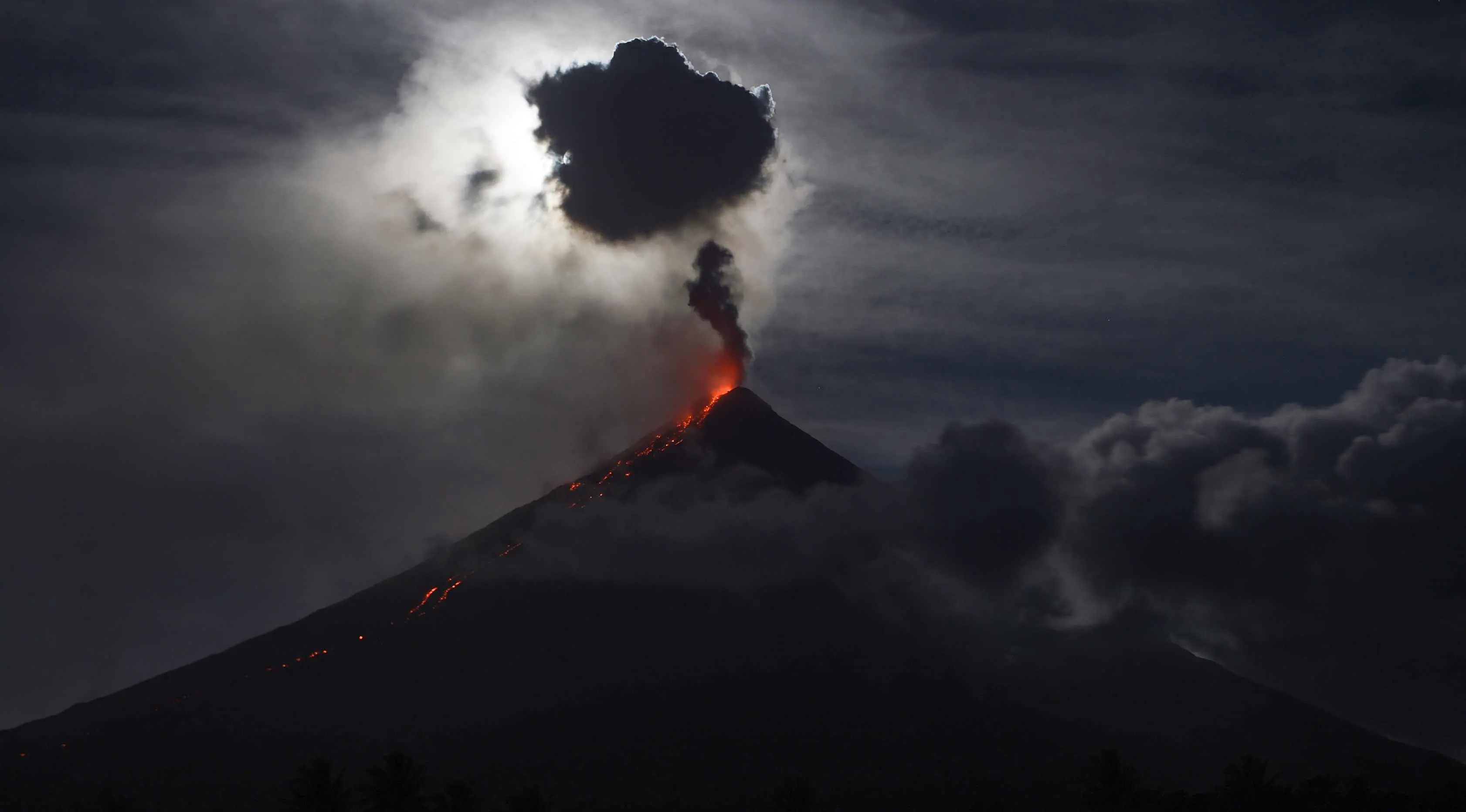 Gunung Mayon yang mengeluarkan lava panas saat terjadi Gerhana bulan 