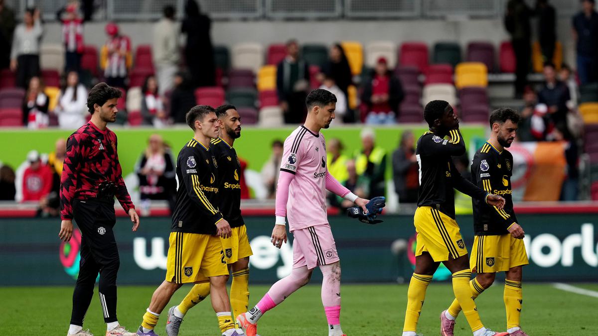 Manchester United Korban Keputusan Kontroversial Wasit: Collins Cuma Kartu Kuning, Harusnya Merah!