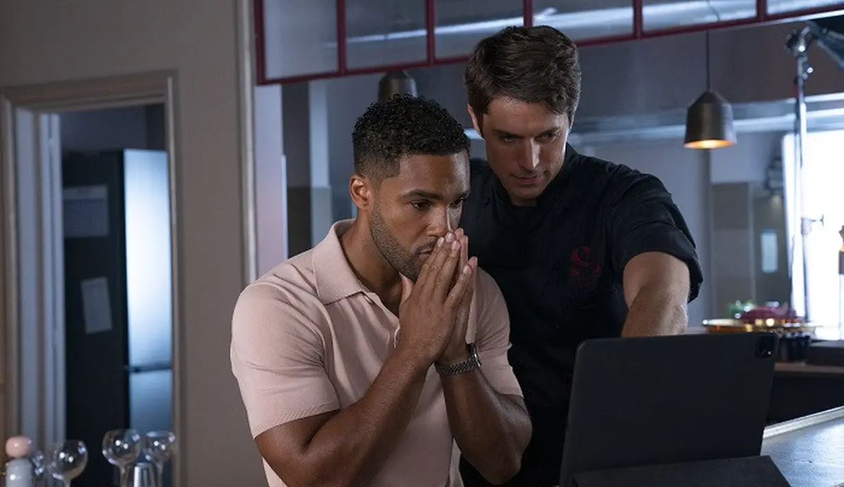 Momen Gabriel dan Alfie menyaksikan pertandingan sepak bola menunjukkan betapa dewasanya mereka, di tengah pertarungan hati dan cinta dengan Emily. (Foto: Netflix)