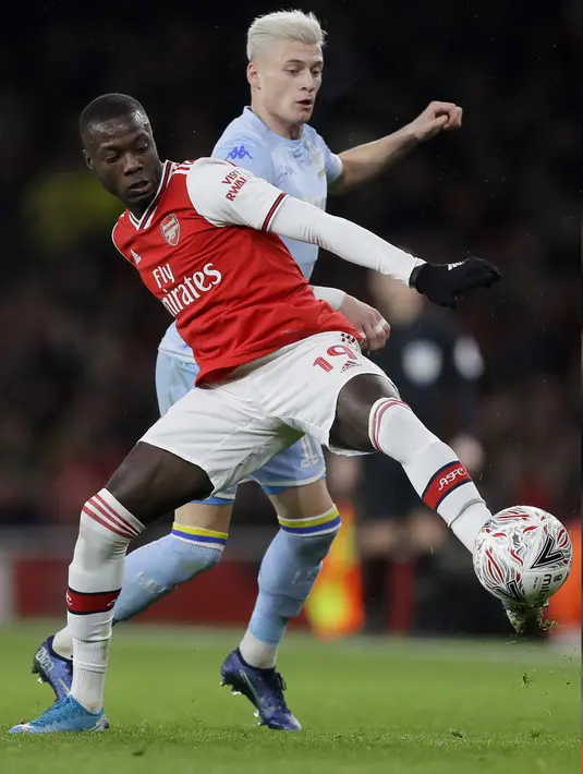 Penyerang Arsenal, Nicolas Pepe mengontrol bola dari kawalan pemain Leeds United, Ezgjan Alioski pada pertandingan Piala FA di Emirates Stadium, Inggris (6/1/2019). Arsenal menang tipis 1-0 atas Leeds. (AP Photo/Kirsty Wigglesworth)