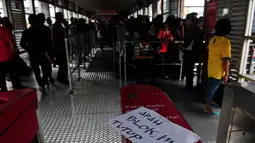 Aksi demo menuntut kenaikan gaji yang dilakukan para buruh berimbas pada pelayanan Bus TransJakarta, Senin (10/11/2014). (Liputan6.com/Johan Tallo)