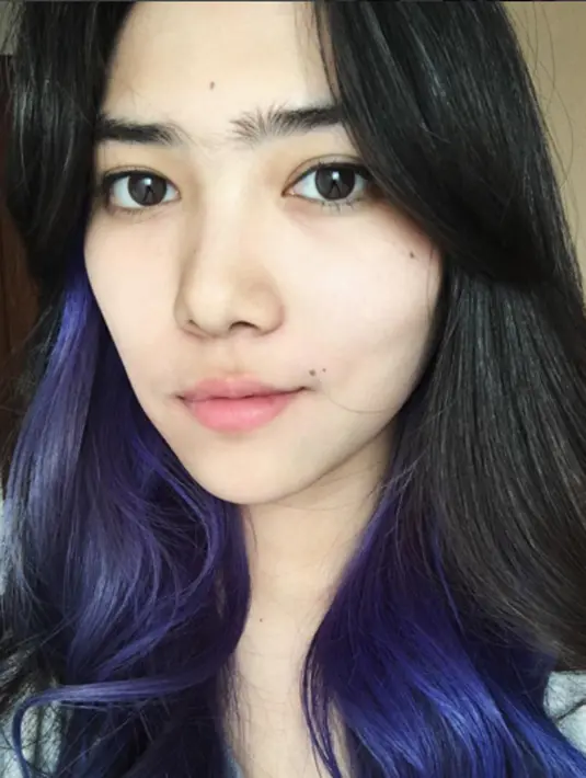 Wanita yang dijuluki sebagai ‘Mariah Carey’ nya Indonesia inipun sangat senang dengan penampilan rambut baru nya yang terlihat stylish. (via instagram/@isyanasarasvati)