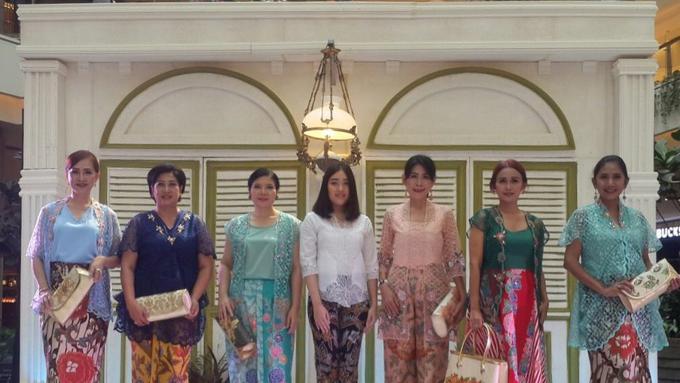  Batik  Peranakan dengan Warna  warna  Cerah Sangat Cocok 
