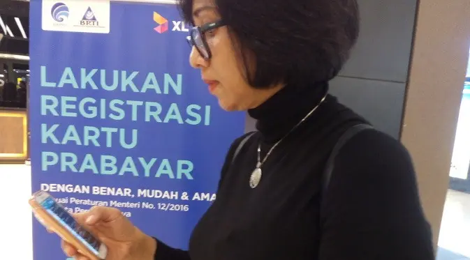 Lulu, salah seorang pelanggan seluler yang masih gagal melakukan registrasi kartu SIM. Liputan6.com/Tommy Kunia