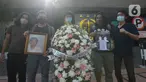 Aktivis melakukan aksi damai dengan membawa karangan bunga di Gedung Kejaksaan Agung RI, Jakarta, Jumat (13/11/2020). Mereka mendatangi Gedung Kejagung yang terbakar dengan membawa karangan bunga dan surat kepada Jaksa Agung. (merdeka.com/Imam Buhori)