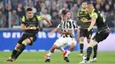 Striker Juventus, Paulo Dybala, berusaha melewati kepungan pemain Sporting Lisbon pada laga Liga Champions di Stadion Allianz, Turin, Rabu (18/10/2017). Juventus menang 2-1 atas Sporting. (AP/Alessandro Di Marco)