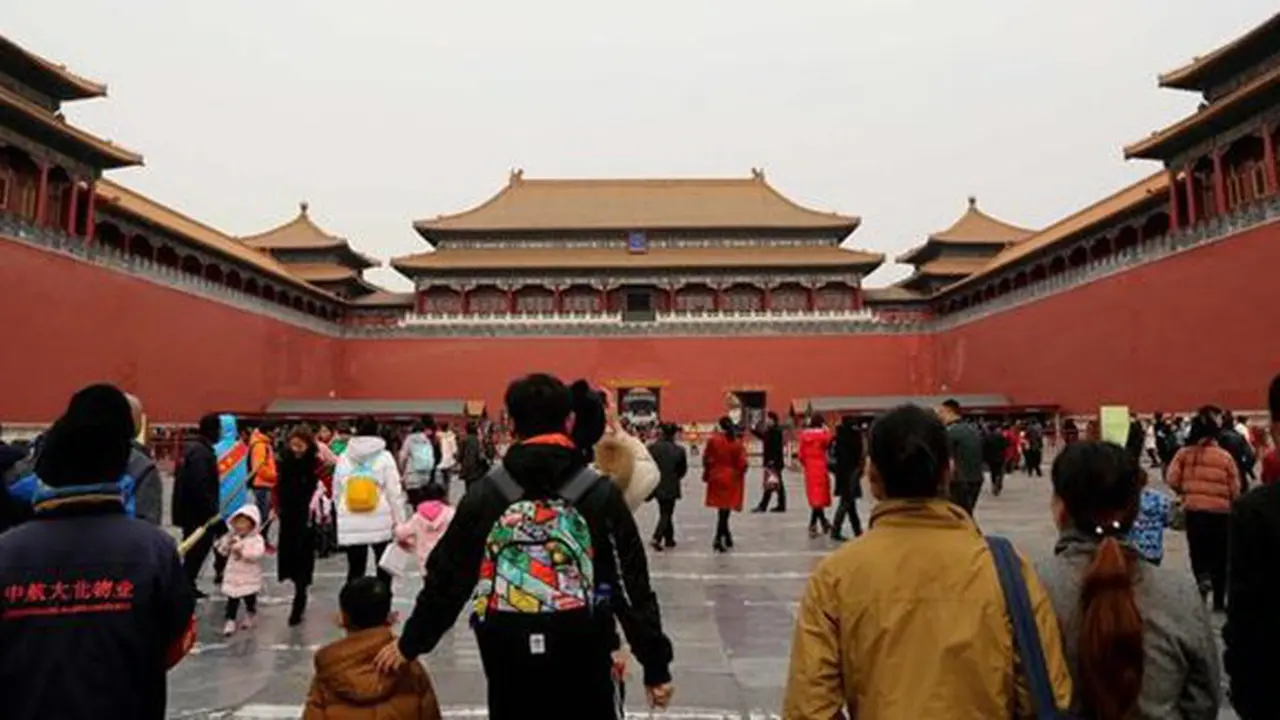 Kota Terlarang, merupakan istana terisolasi kaisar Qing dan Dinasti Ming China untuk tempat wisata utama yang terletak di pusat ibu kota. (AP Photo/Aijaz Rahi)