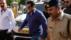Aktor Bollywood India Salman Khan saat tiba di sebuah pengadilan di Jodhpur, India (7/5). Sebelumnya pengadilan menyatakan Salman Khan bersalah karena telah membunuh satwa langka, antelope pada 1 Oktober 1998 silam. (STR/AFP)