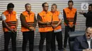Sebagai informasi, Ardito baru dilantik sebagai Bupati Lampung Tengah pada Februari 2025. Tampak dalam foto, Bupati Lampung Tengah, Ardito Wijaya (tengah belakang) saat dihadirkan pada rilis penetapan status tersangka sekaligus penahanan di Gedung Merah Putih Komisi Pemberantasan Korupsi (KPK), Jakarta, Kamis (11/12/2025). (Liputan6.com/Helmi Fithriansyah)