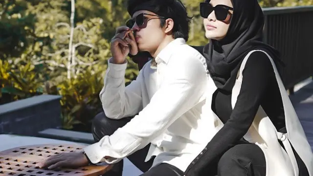 6 Potret Atta Halilintar dan Aurel Hermansyah Pakai Busana Muslim Senada, Serasi