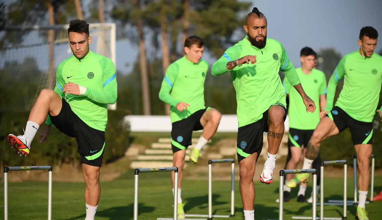 Para pemain Inter Milan melakukan pemanasan selama sesi latihan di Suning Training Center di Appiano Gentile dekat Milan(18/10/2021). Inter Milan akan bertanding melawan Sheriff pada Grup D Liga Champions. (AFP/Marco Bertorello)