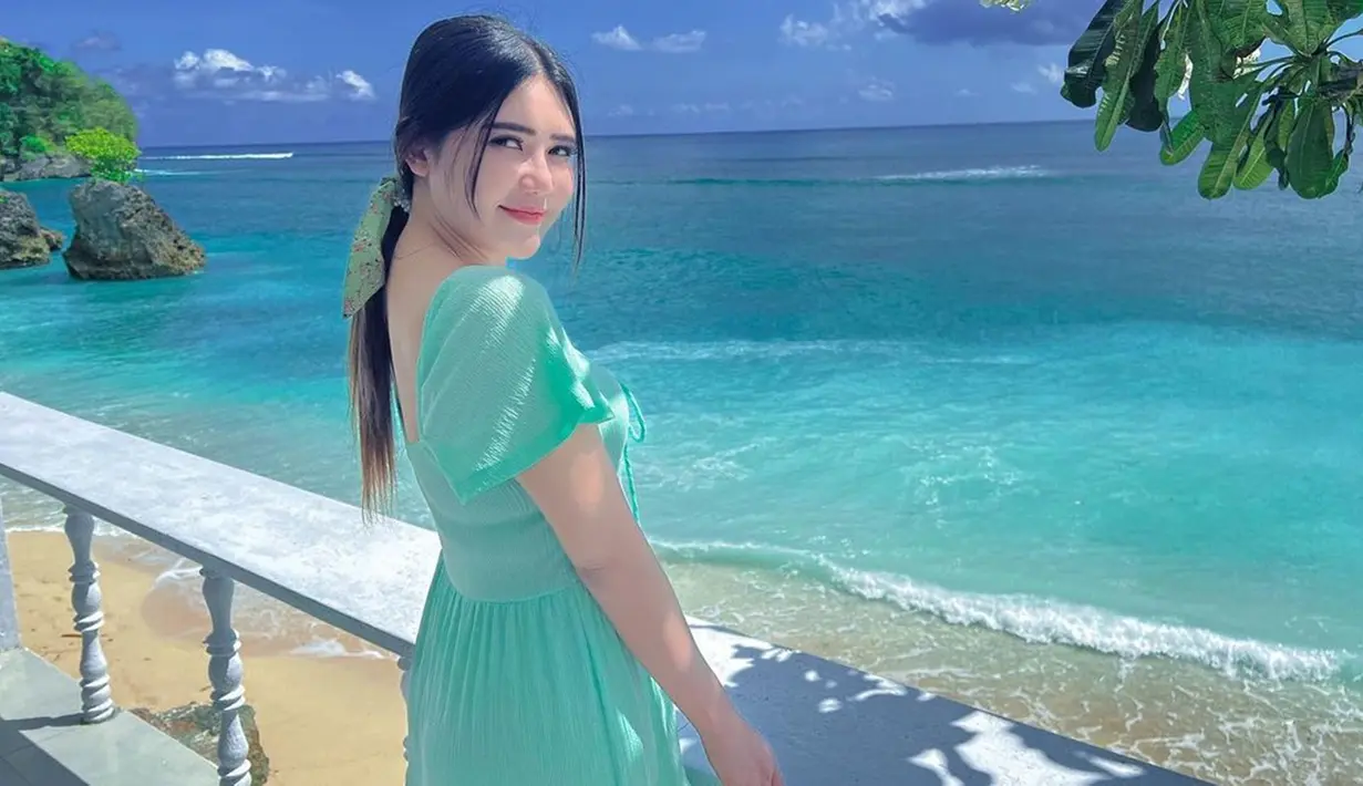 Menilik dari Instagram pribadinya, tunangan Chevra Yolandi ini sering mengunjungi pantai untuk melepas penatnya dari padatnya aktivitas menyanyi. Keindahan pantai memberikan ketenangan untuk kembali mengisi energi sebelum memulai hari baru.(Liputan6.com/IG/@viavallen)