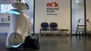 Robot pembersih 'Franzi' membersihkan area pintu masuk rumah sakit di Munich Neuperlach, Jerman selatan pada 12 Februari 2021. Robot pembersih Franzi selalu memastikan lantai bersih di rumah sakit Munich tempatnya bekerja. (Photo by Christof STACHE / AFP)