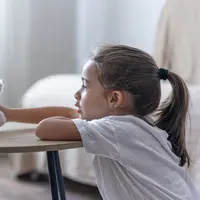 Sahabat Fimela, anak introvert seringkali dilabeli sebagai "pendiam" dan "malu". Padahal, dua kata tersebut belum tentu mencerminkan kepribadian anak. [Dok/freepik.com/pvproductions]