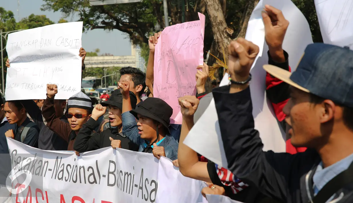 Forum Mahasiswa Riau Jabodetabek berteriak saat unjuk rasa di depan Istana Merdeka, Jakarta, Jumat (18/9/2015). Dalam aksinya mereka mendesak pemerintah mencabut izin perusahan yang terlibat  dalam pembakaran. (Liputan6.com/Faizal Fanani)