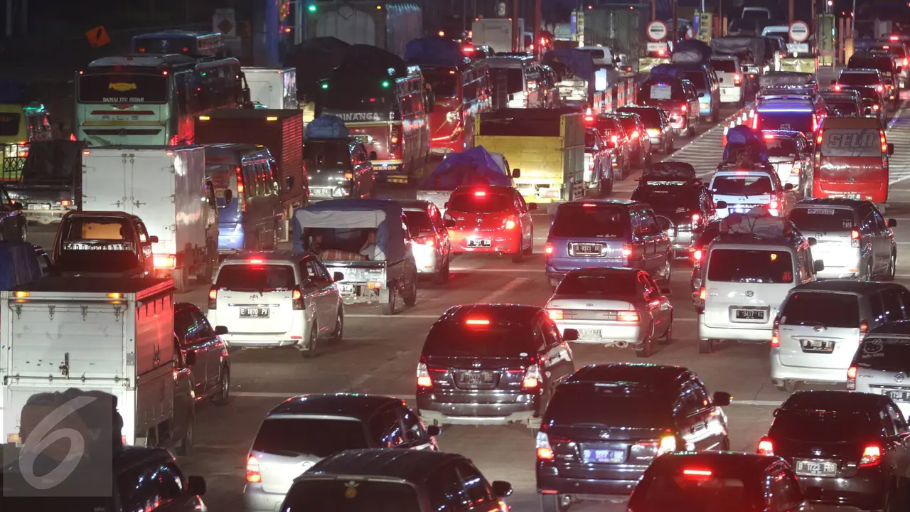 20160701-Volume Kendaraan di Gerbang Tol Cikarang Utama Naik 50 Persen-Jawa Barat