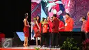Ketua Umum PDIP Megawati Soekarnoputri memberikan bibit tanaman kepada Presiden Jokowi saat HUT PIDP ke-44 di JCC, Jakarta Pusat, Selasa (10/1). Usai memberikan tumpeng, Megawati memberikan bibit tanaman kepada Presiden Jokowi.(Liputan6.com/Faizal Fanani)