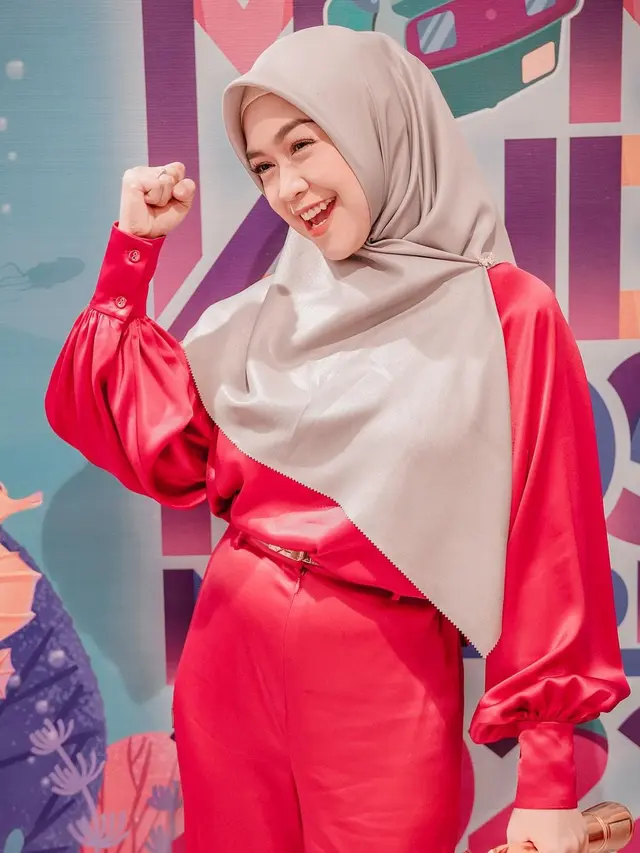 6 Potret Ria Ricis di Mom and Kids Awards 2022, Badan Langsingnya Banjir Pujian