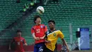 ek Korea Selatan U-23, Kwon Changhoon (tengah) berebut bola dengan Mohd Shafie Bin H Mohd Effendy (Brunei Darussalam) saat laga kualifikasi grup H Piala Asia 2016 di Stadion GBK, Jakarta, (27/3/2015). (Liputan6.com/Helmi Fithriansyah)
