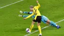 Striker Borussia Dortmund, Erling Haland, mencetak gol ke gawang Bayern Munchen pada laga Bundesliga di Stadion Signal Iduna Park, Sabtu (7/11/2020). Bayern menang dengan skor 3-2. (AP Photo/Martin Meissner, Pool)