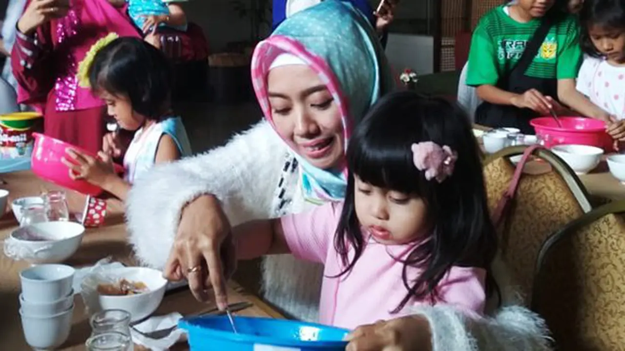 Asyiknya mencampur adonan cupcake/Foto: copyright vemale.com