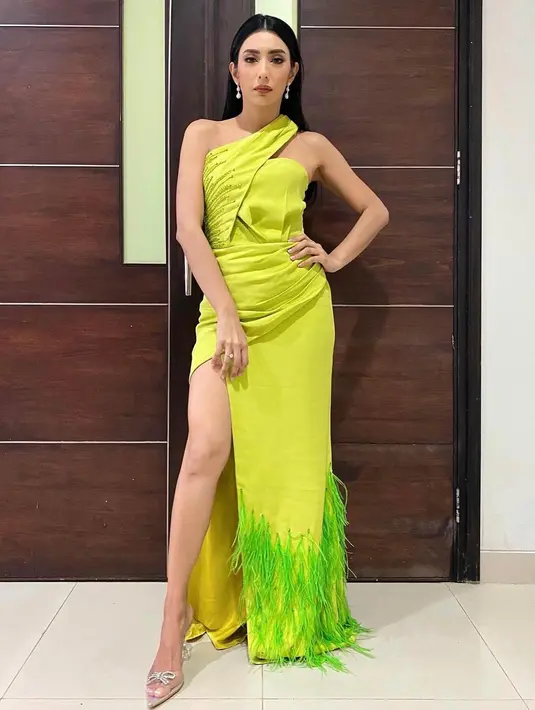 Dengan look yang lebih sleek, Tyas Mirasih mengenakan gaun cross one shoulder dari Hartono Gan. Dengan potongan tinggi bagian kanan, Tyas Mirasih nampak seksi mengenakan gaun ini.