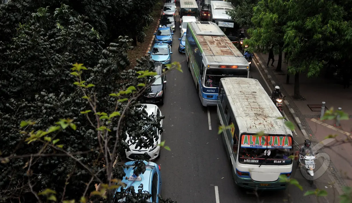 Ahok menjelaskan, pengelola Kopaja tidak diperkenankan lagi mengoperasikan bus ukuran mini, Jakarta, Jumat (8/5/2015). Pengelola diwajibkan membeli bus yang ukurannya seperti Transjakarta. (Liputan6.com/Johan Tallo)
