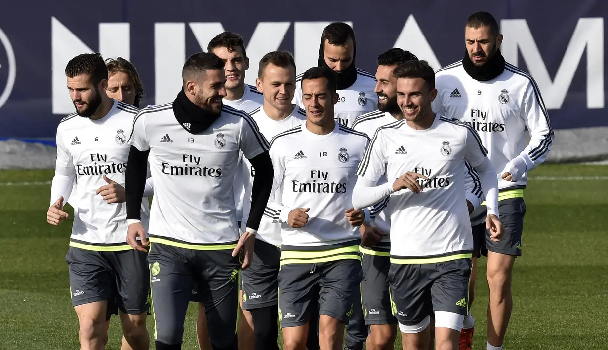 Para Pemain Real Madrid berlari saat sesi latihan persiapan melawan Getafe di Valdebebas Training Ground, Madrid, Jumat (4/12/2015).  (AFP Photo/Gerard Julien)