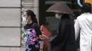 Seorang biksu Buddha yang mengenakan masker untuk membantu mengekang penyebaran virus corona COVID-19 berdoa di distrik perbelanjaan Ginza, Tokyo, Jepang, Rabu (28/10/2020). Tokyo mengonfirmasi lebih dari 170 kasus virus corona COVID-19 baru pada 28 Oktober 2020. (AP Photo/Eugene Hoshiko)