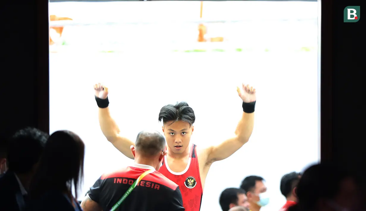 Lifter kelahiran Makassar 21 tahun lalu ini pun sukses merebut medali emas dengan total angkatan 345 kg, mengungguli lifter Thailand, Anucha Doungsri dengan 321 kg dan lifter Malaysia, Muhammad Erry Hidayat dengan 316 kg yang harus puas dengan medali perak dan perunggu. (Bola.com/Ikhwan Yanuar)