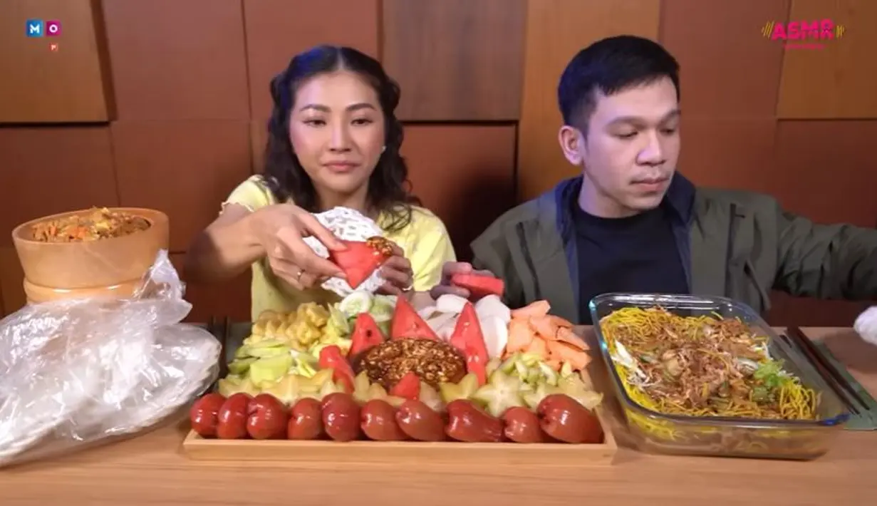Mengajak adik iparnya, Jordi Onsu, Sarwendah menyantap tiga hidangan rujak yaitu Juhi, buah dan rujak bebek. (Foto: YouTube/@MOP Channel)