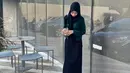 Gaya OOTD Adiba Khanza pun terbilang cukup simpel namun juga stylish. Memadukan dress hitam dengan blazer hijau, penampilan adik Abidzar ini pun terlihat menawan. (Liputan6.com/IG/@adiba.knza)