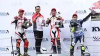 Pebalap Astra Honda Racing Team, Rheza Danica Ahrens (tengah), menjuarai balapan pertama Indospeed Race Series (IRS) 2017 seri keempat di Sirkuit Sentul, Sabtu (14/10/2017). (Astra Honda Racing Team)