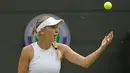 Serangga terbang ketika petenis Denmark, Caroline Wozniacki bersiap mengembalikan bola ke petenis Rusia, Ekaterina Makarova pada babak kedua Wimbledon 2018 di London, Rabu (4/7). Wozniacki tersingkir dengan skor 4-6, 6-1, 5-7. (AP/Ben Curtis)