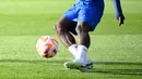 Gelandang Prancis Eduardo Camavinga mengoper bola selama sesi latihan di Clairefontaine-en-Yvelines (19/9/2022). Latihan ini sebagai bagian dari persiapan tim untuk berlaga melawan Austria di Stade de France pada 22 September dan dilanjutkan tiga hari kemudian melawan Denmark di Copenhagen dalam lanjutan laga UEFA Nations League. (AFP/Franck Fife)