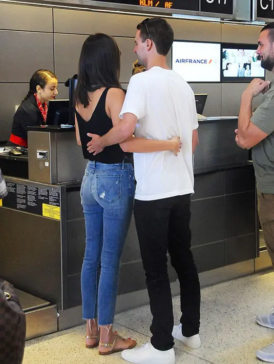 Miranda dan Evan mulai berpacaran sejak tahun 2015 berawal dari sebuah acara makan malam di pagelaran fesyen. Setahun berpacaran, keduanya memutuskan untuk bertunangan. (doc.Hollywoodlife.com)