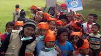 Relawan Medco Foundation mengajak anak-anak korban erupsi Sinabung melakukan permainan bersifat edukasi di tempat pengungsian di Desa Sukatendel, Kabupaten Karo, Sumut, Minggu (9/2) (ANTARA FOTO/Johar).