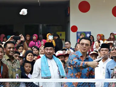 Gubernur DKI Jakarta, Basuki T Purnama saat bermain bulu tangkis usai meresmikan Ruang Publik Terpadu Ramah Anak (RPTRA) Tahap II di Cengkareng Timur, Jakarta Barat, Kamis (18/2). (Liputan6.com/Immanuel Antonius)